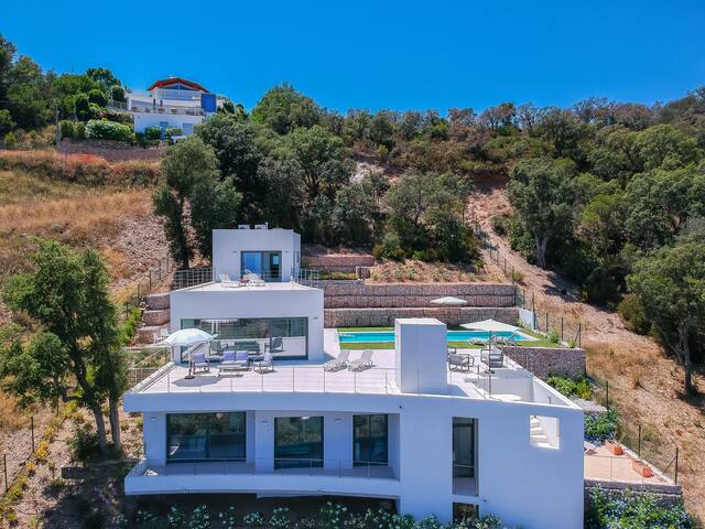 Splendide villa moderne avec spectaculaire vue mer gallery image 3