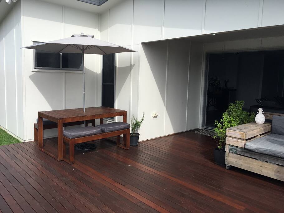 The Outdoor deck dining and huge day bed make for very relaxing afternoons. Completely shaded by 2pm and a cool breeze on most days.