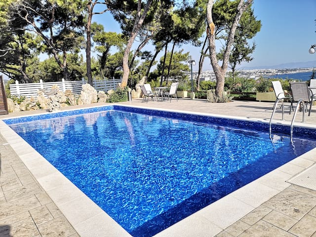 Louis Luxury Villa by living in blue gr