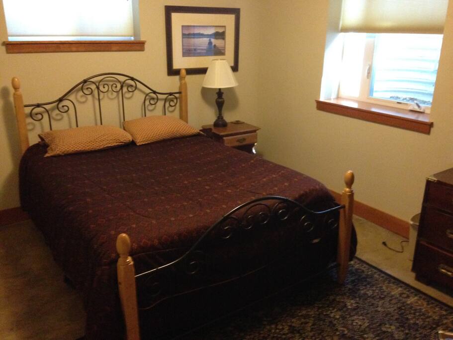 Bedroom 2 - queen