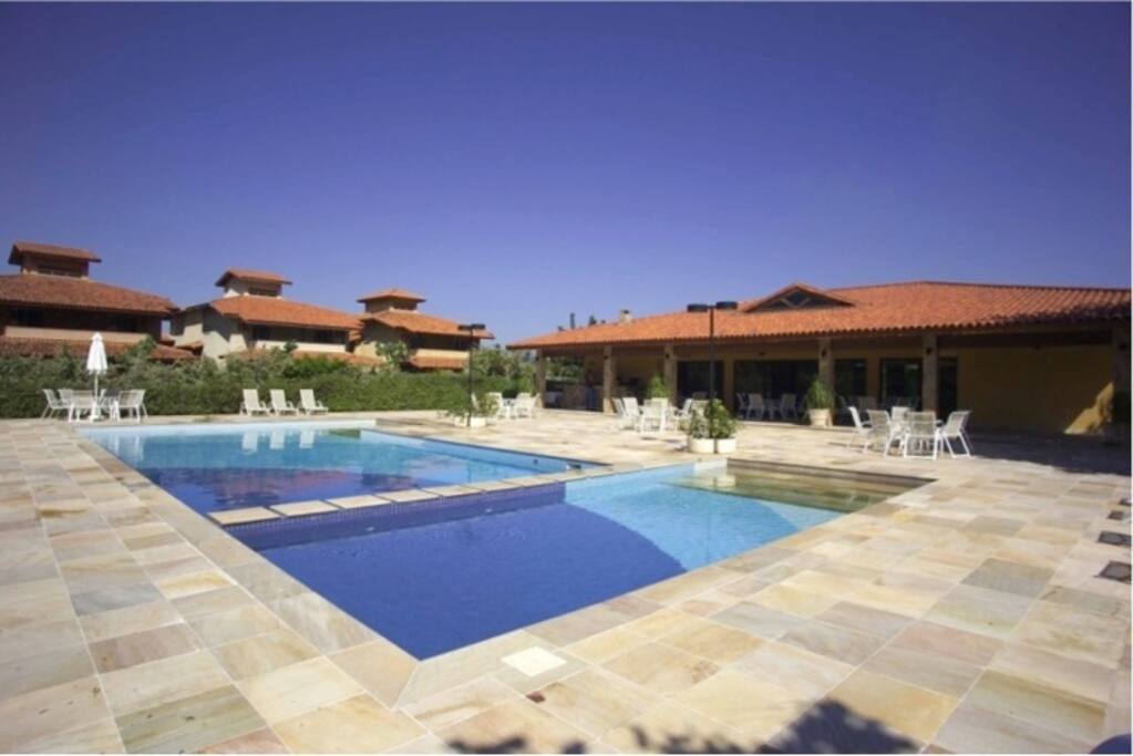Piscina e sede social do condomínio