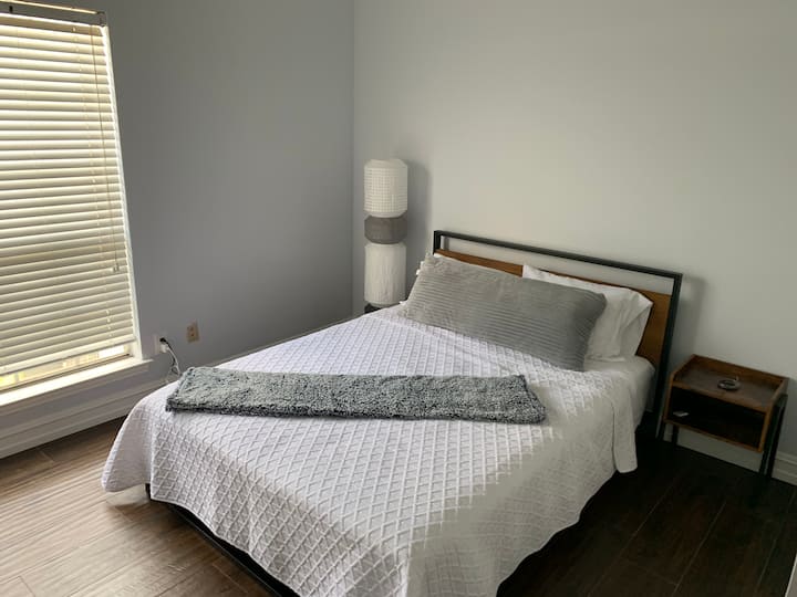 Second bedroom queen size bed 