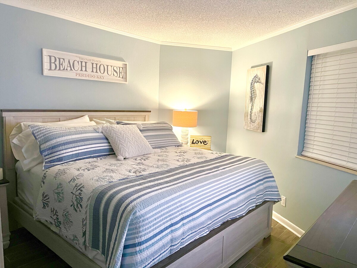 חדר שינה יפה ששופץ ורוהט לאחרונה. מיטה נוחה במיוחד עם 1000 מצעי כותנה מצריים יוקרתיים!