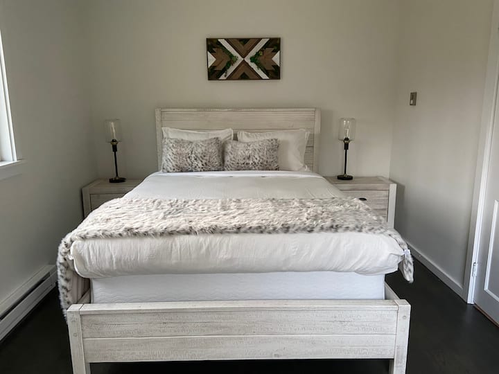 BR#1 до входа, без стъпала или стълби за достъп. Двойно легло, места за сядане