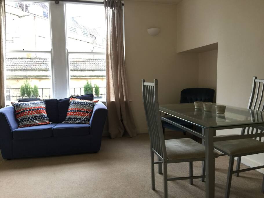 Lounge/Dining