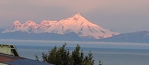 Inlet View Lodge. Ocean front, 3+ bedroom, deck