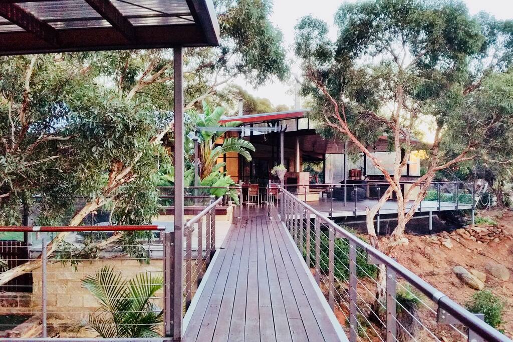 Treehouse in the Australian bush! Bungalows for Rent in Swan Valley