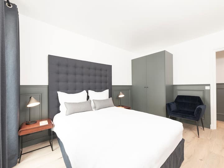 AR : غرفة نوم ثانية بسرير مزدوج وبياضات / 
FR: غرفة النوم الثانية بسرير مزدوج وفراش 
