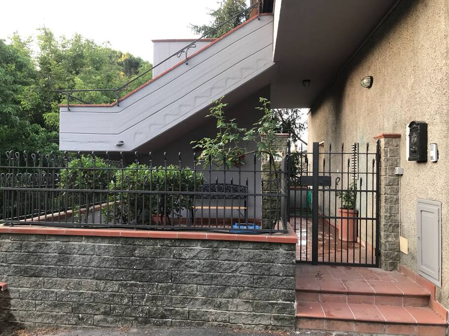 Ingresso indipendente con largo spazio esterno