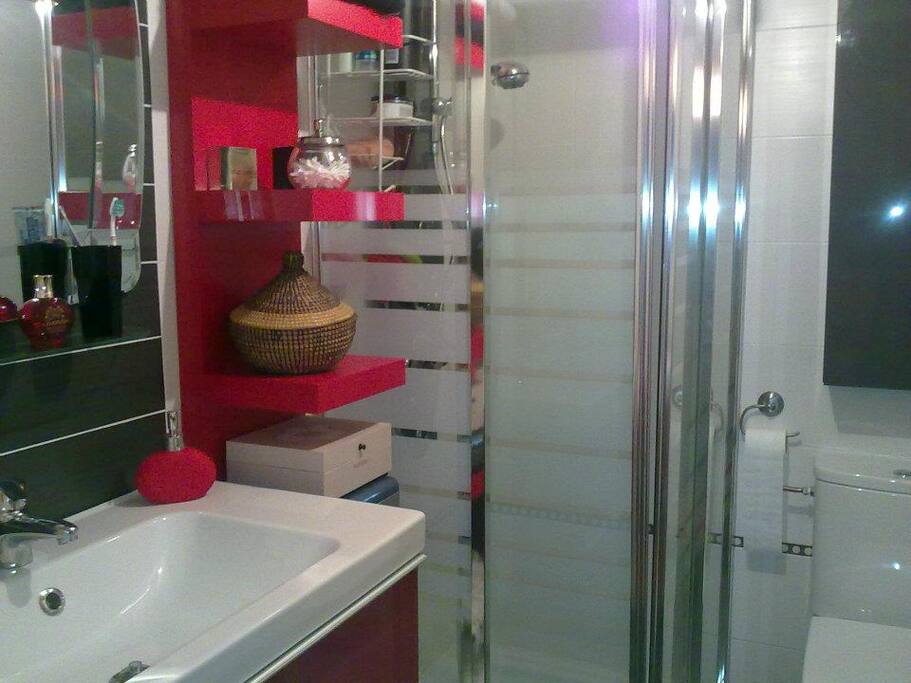 Baño completo dentro de la habitación.