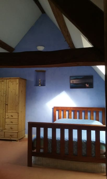 bedroom 25m² queen size bed + queen size matress if needed