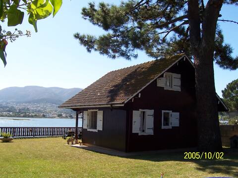 Casa de madera sobre el mar