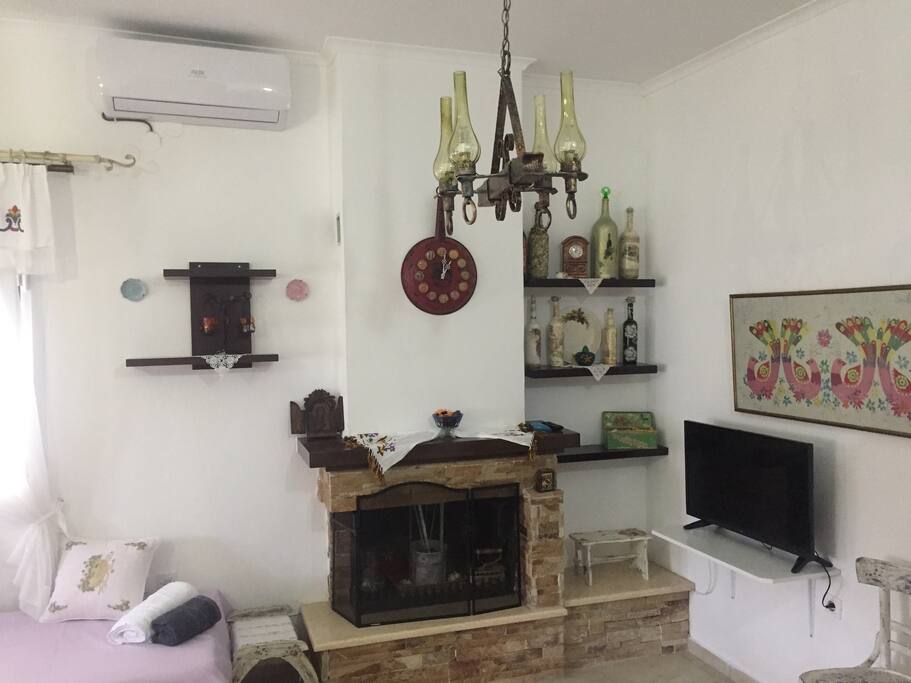 Καθιστικό με τζάκι τηλεόραση και air condition
