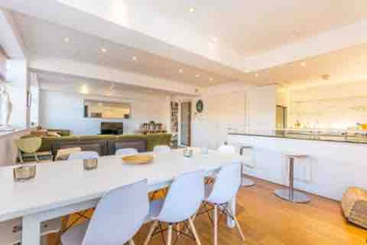 Spacious Soho 3 Bedroom apt & balcony gallery image 4