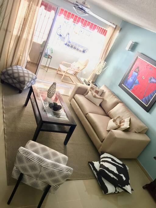 Sala con Balcón / Living Room with Balcony