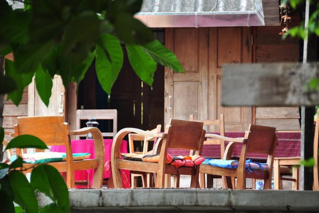 บ้านพักแบบเรียบง่าย สร้างจากหมู่เรือนไม้แบบล้านนา เชื่อมด้วยระเบียงกว้าง แวดล้อมด้วยทิวทัศน์ทุ่งนาและขุนเขา รับพลังโดยตรงจากดอยหลวงเชียงดาวภูเขาหินปูนที่มีความสูงอันดับสามของไทย อยู่ในทำเลที่ไม่ไกลจากชุมชน ตลาด คลีนิก สถานีตำรวจ และแหล่งท่องเทียวต่างๆ เหมาะกับการพักผ่อนอย่างสงบ หรือพักแบบกลุ่มเล็กที่สามารถสังสรรค์หรือทำกิจกรรมร่วมกันร่วมกัน