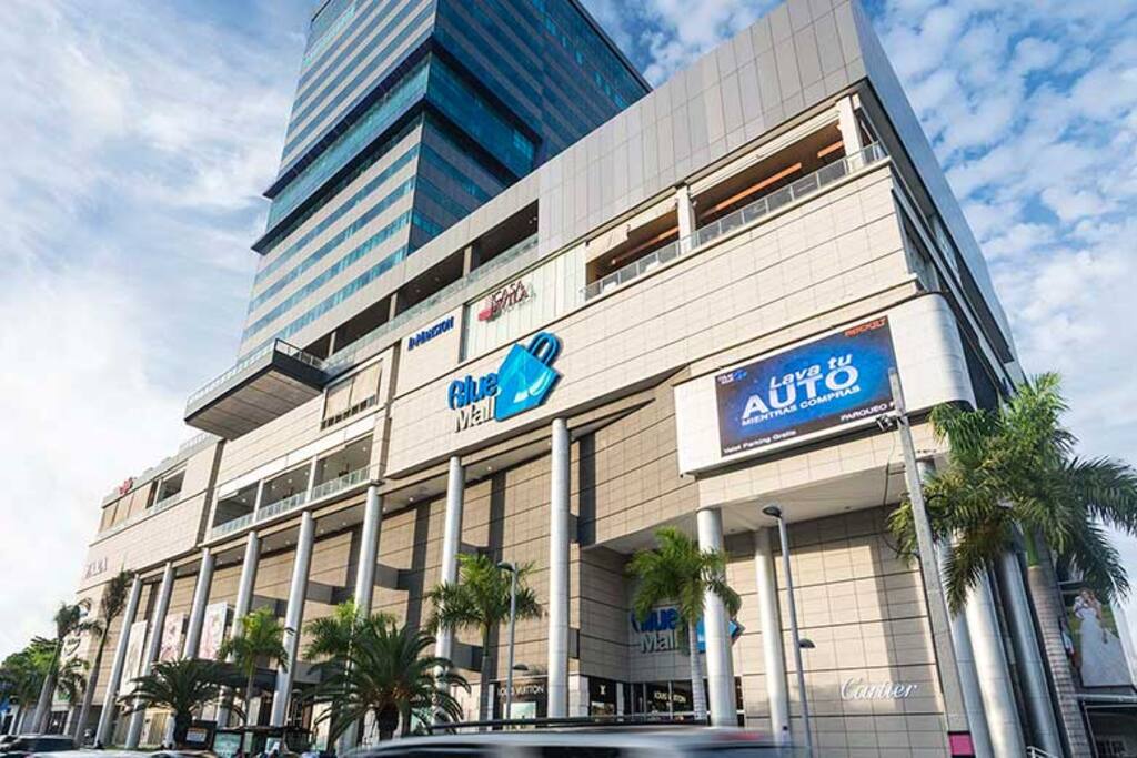 Tendras al Centro Comercial Blue Mall justo al frente!