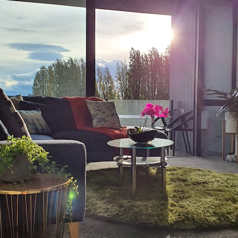 Top performing Airbnb: Beautiful sunny apartment with off street carpark in Canterbury