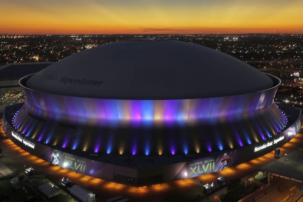 5 blocks from the Mercedez-Benz Superdome. Walk to a game or concert in 10 minutes!