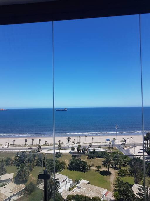 Vista a la playa desde el balcón, cierre de "sunflex sw cristal glasstech", lo que proporciona una gran seguridad.