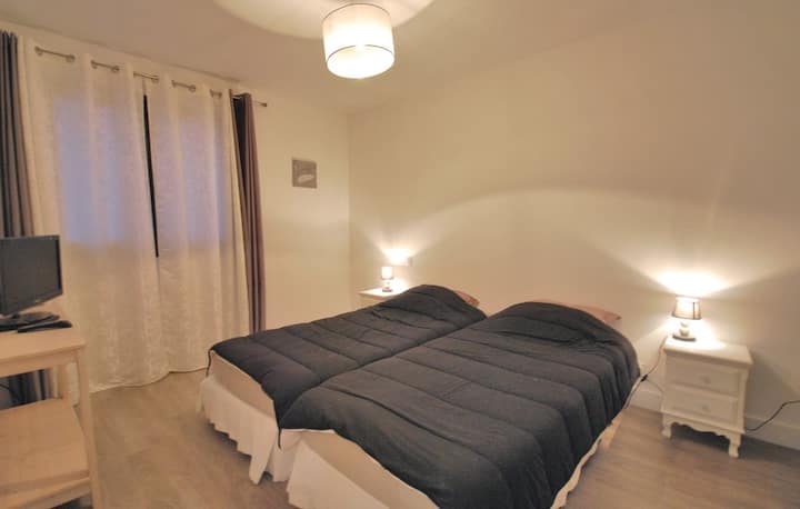 Dhomë në katin 2 krevate me 90