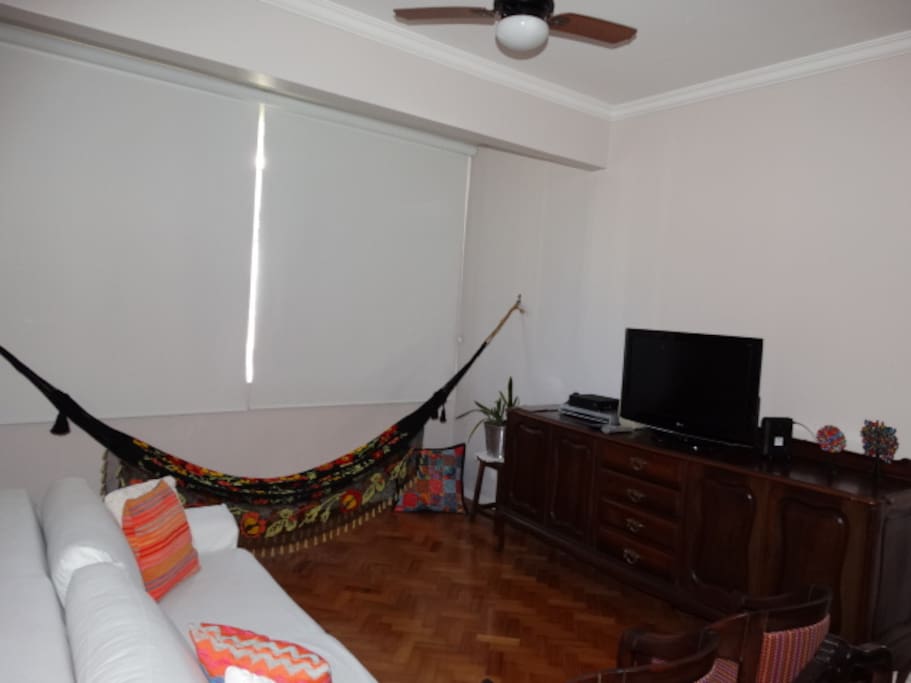 Sala de estar com sofá confortável e rede.