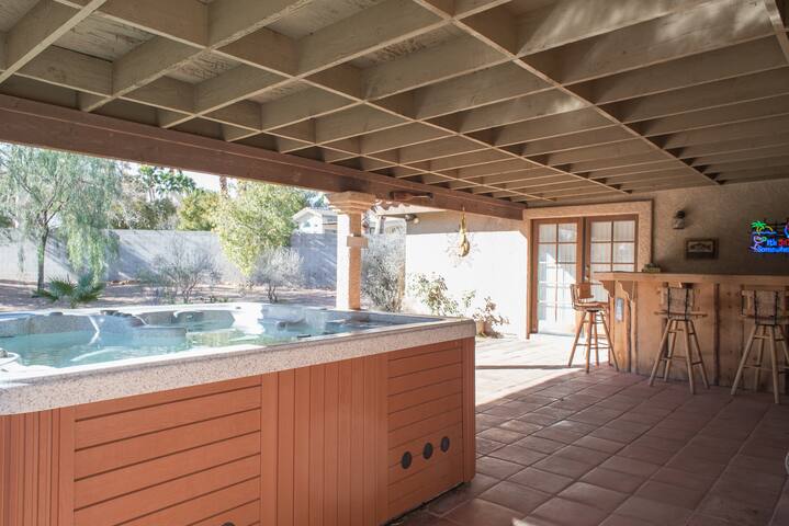 Vegas Getaway Big Home- hot tub spa/ min to strip gallery image 4