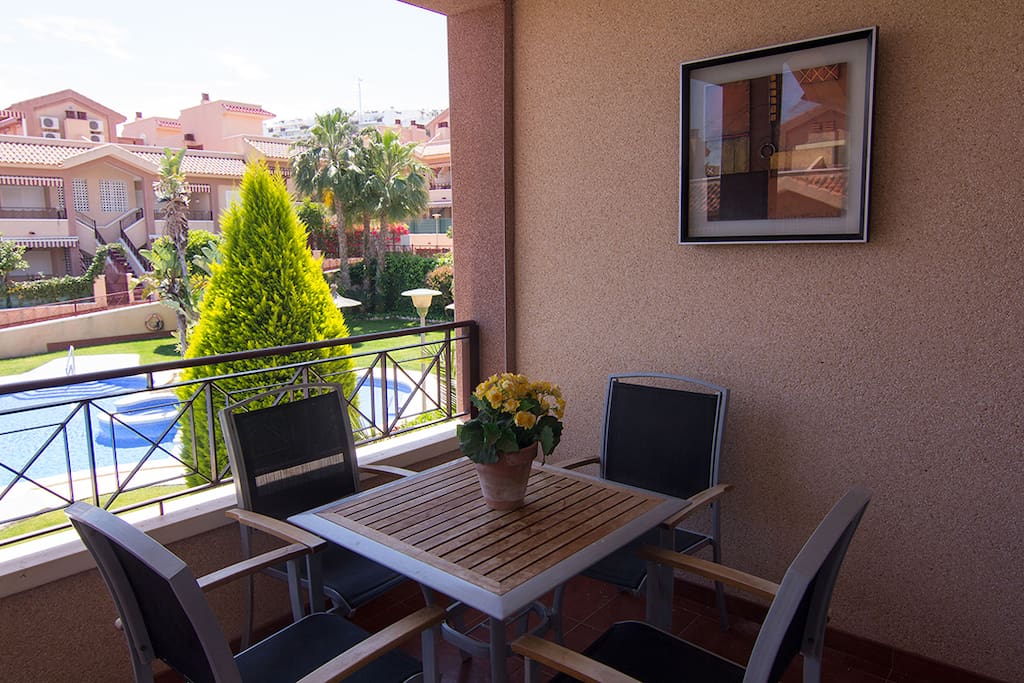 terraza con vistas a la piscina