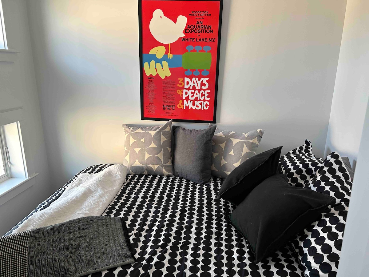 ห้องนอนขนาดเล็กพร้อมเตียงใหญ่