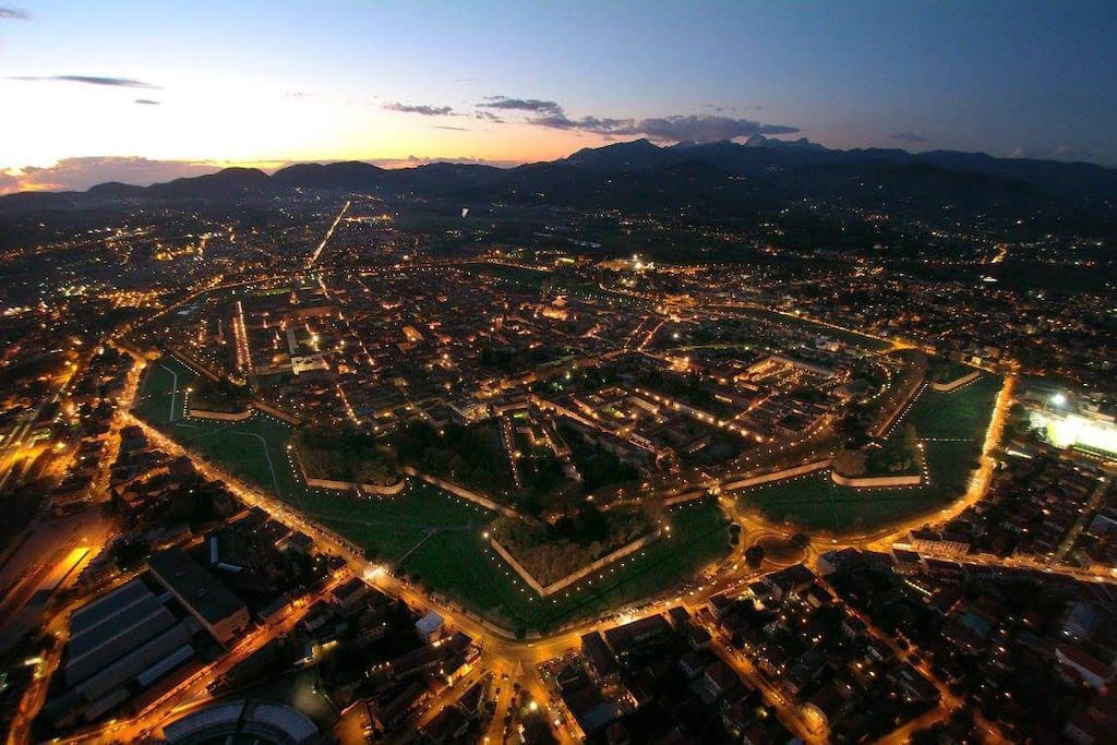 LUCCA di notte