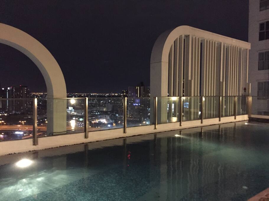 Roof top pool