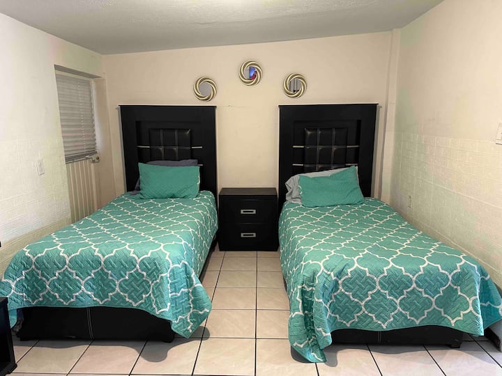 Პირველ საძინებელში არის ორი ორადგილიანი საწოლი, ამას გარდა, მას აქვს 32-დუიმიანი ეკრანი სმარტბოქსითა და დისტანციური მართვის პულტით.