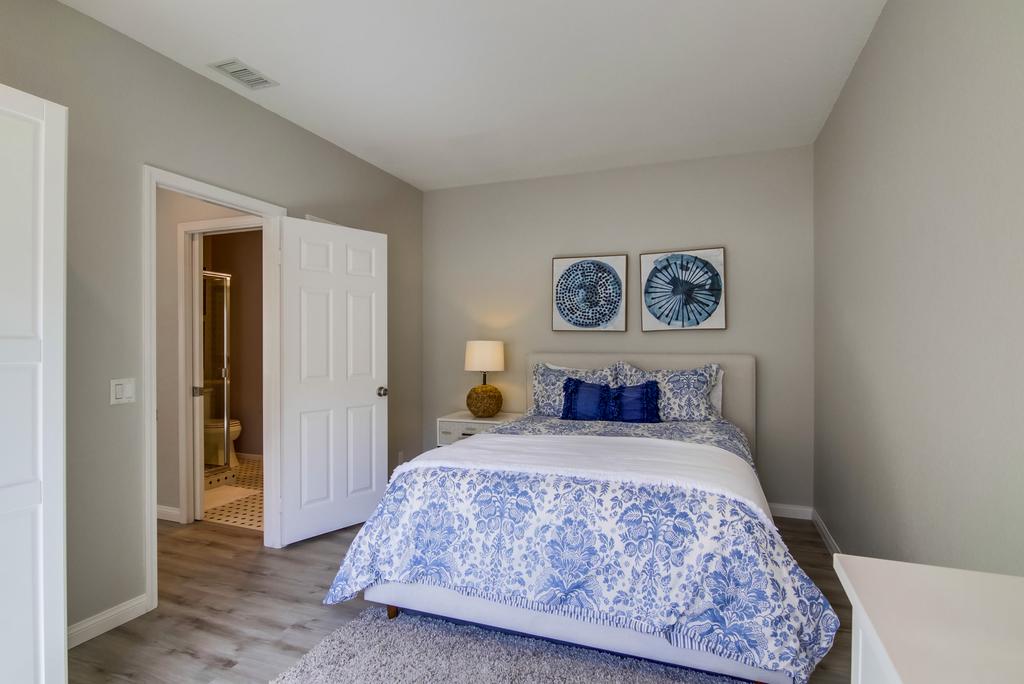 Spavaća soba s bračnim krevetom. Nema televizor.