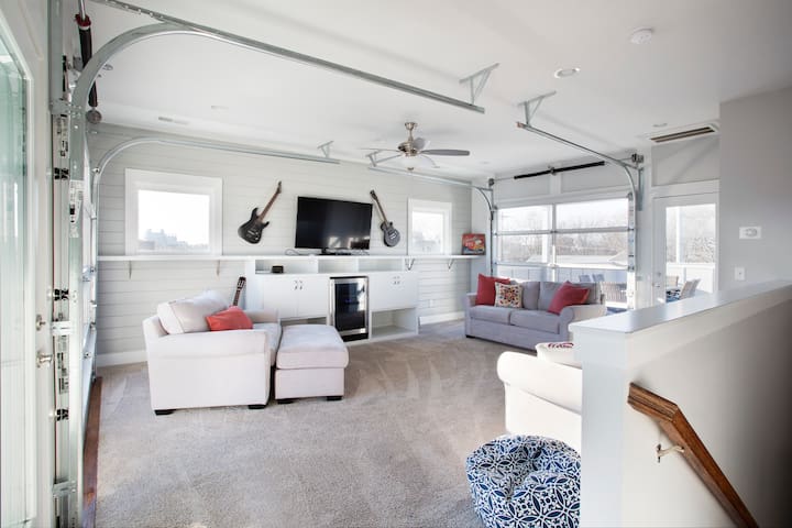 Huge Rooftop Retreat | Walk to Bars and Dining gallery image 2