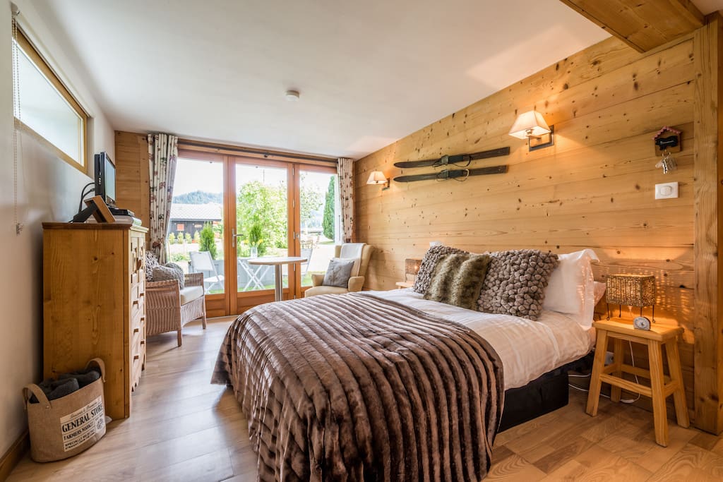 Views of the Morzine/Avoriaz mountains can be enjoyed through the panoramic floor to ceiling French doors.