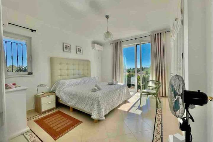 Chumba kikuu cha kulala cha 1 kwenye ghorofa ya kwanza 