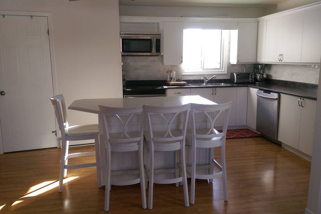 Convection oven, microwave, water-dispensing fridge, freezer, dishwasher - All at your disposal!