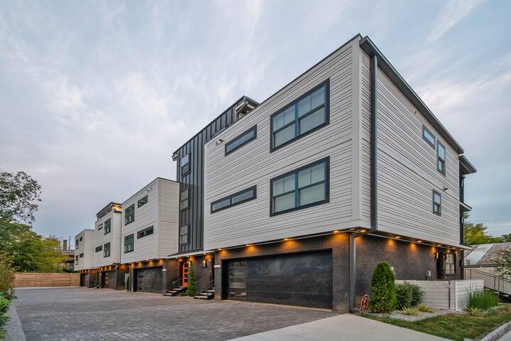 ROOFTOP HOT-TUB WITH DOWNTOWN VIEWS #1 gallery image 4