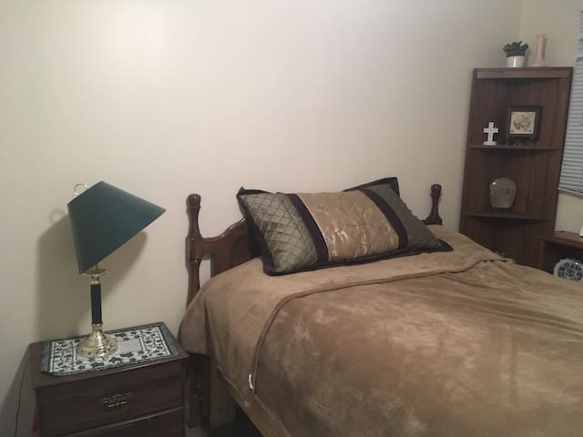 Convenient single room near bus station.