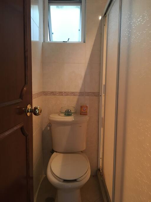 el baño se comparte con una persona más.