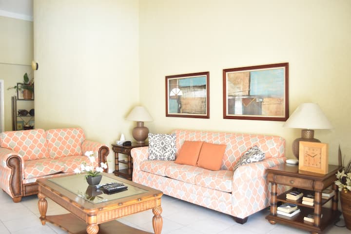 Sunrise Beach Resort-villa Del Mar-ocean View - Nassau