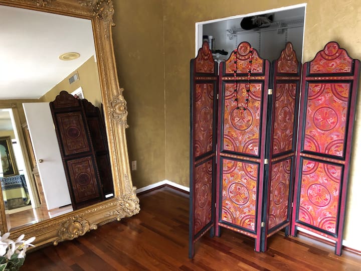 נוף שני של חדר הלבשה של חדר השינה הראשי