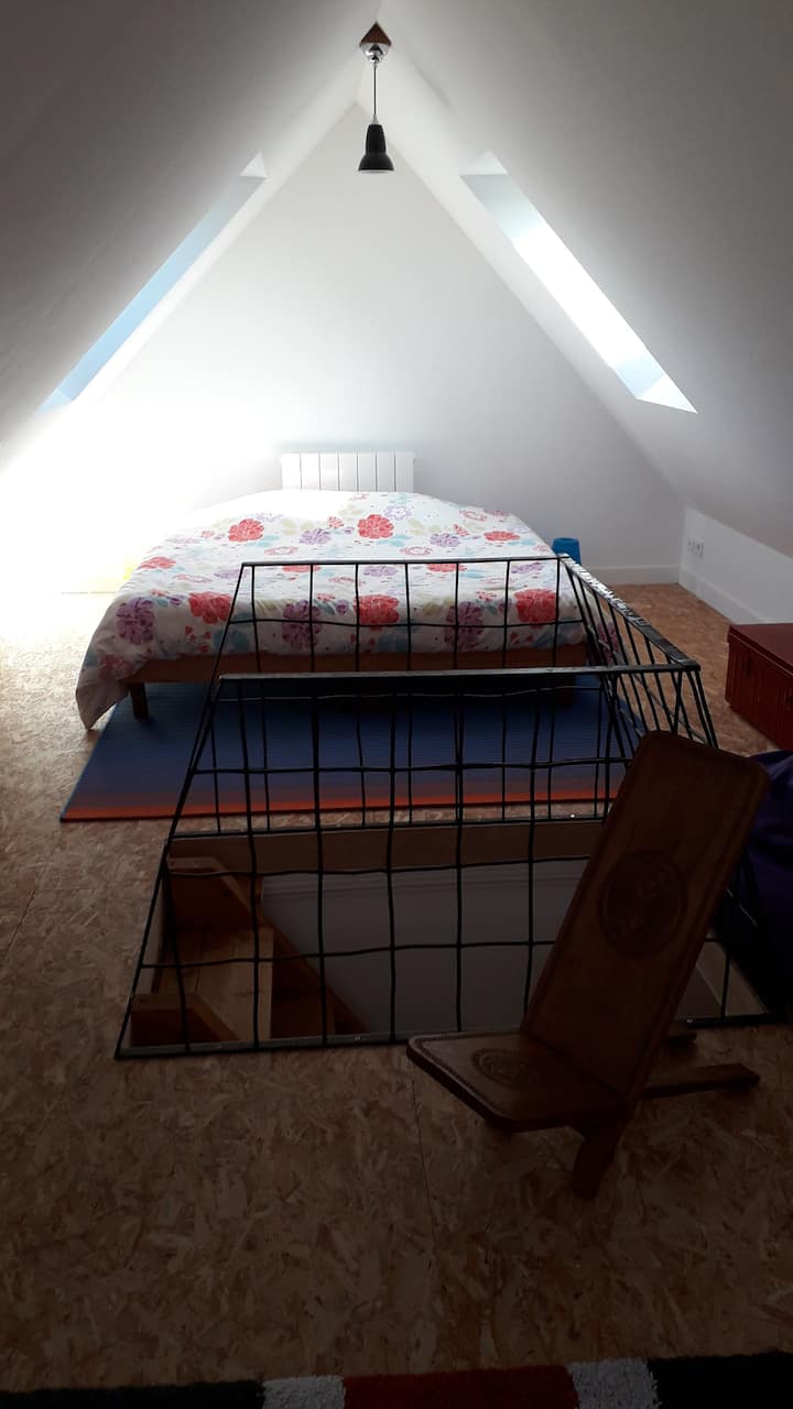 可应要求将阁楼中的单人床改造成一张双人床。 