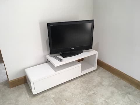 Top performing Airbnb: Studio flat above Garage with river view & Garden in Inverness Ness Side