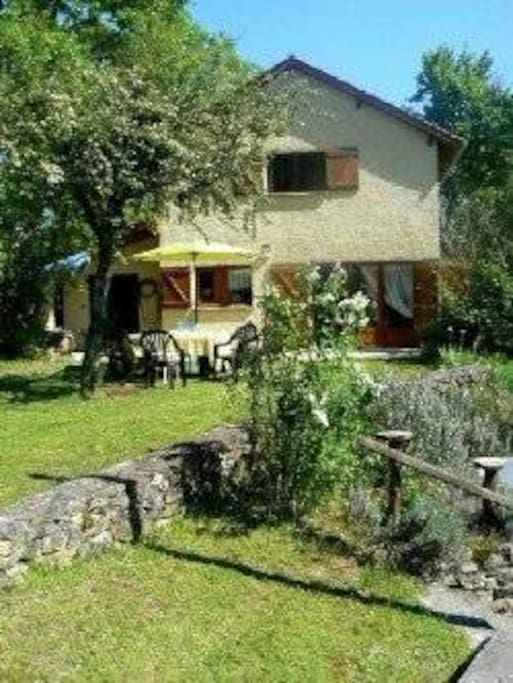 Maison indépendante : deux studios d' une capacité de 4 pers chacun