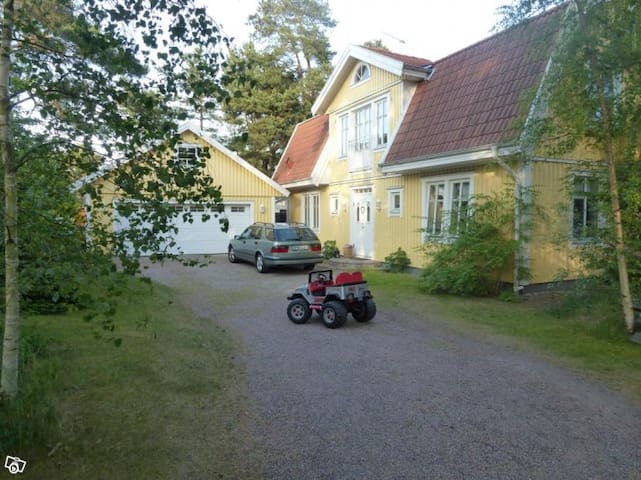 Charmig sommarstuga i Ljunghusen hyrs ut under ngra veckor i sommar. Huset ligger utmed 1 queen bed,2 single beds. Bedroom 2. 2 single beds. Charmig sommarstuga Ljunghusen p stor skogstomt - Airbnb