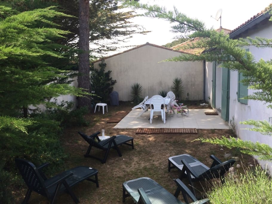jardin derrière la maison
