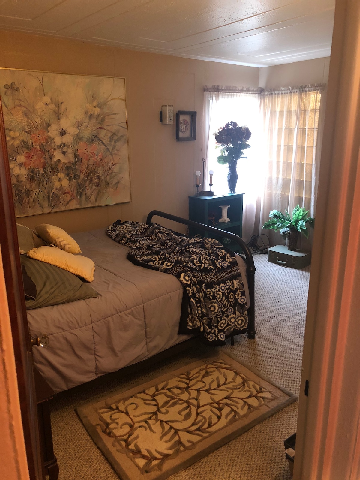 Dormitorio con cama tamaño queen.