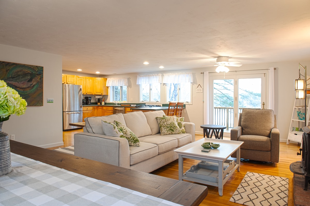 Successful Airbnb property: Stunning 4-bedroom Private Fresh Water Beach Front in East Falmouth