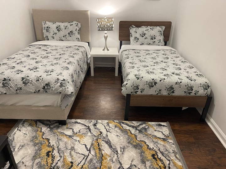 El dormitorio 4 en la planta baja tiene 2 camas individuales con baño compartido con tu huésped o grupo 